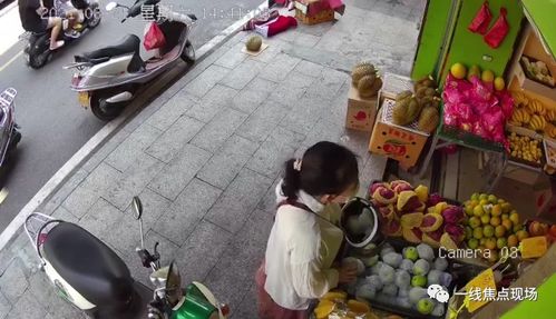 水果店老板出示监控画面