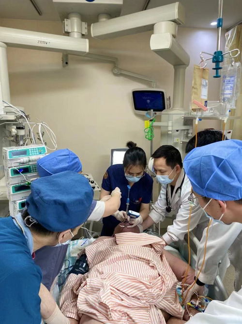 医护人员救治阿婆场景