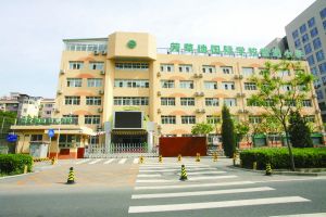 校园里的教学楼全貌