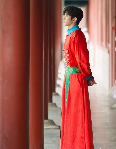 陈丽君宫服造型全身照