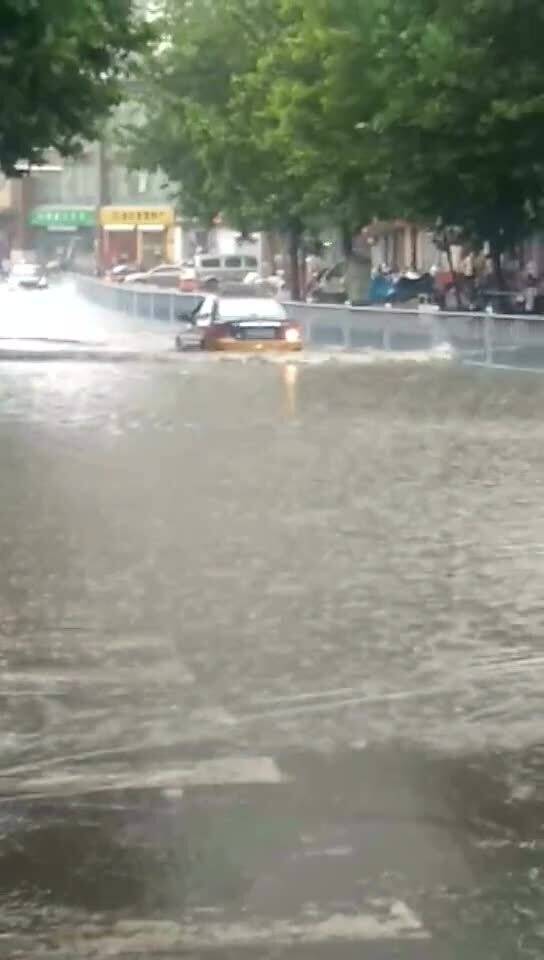 街道上的积水很深