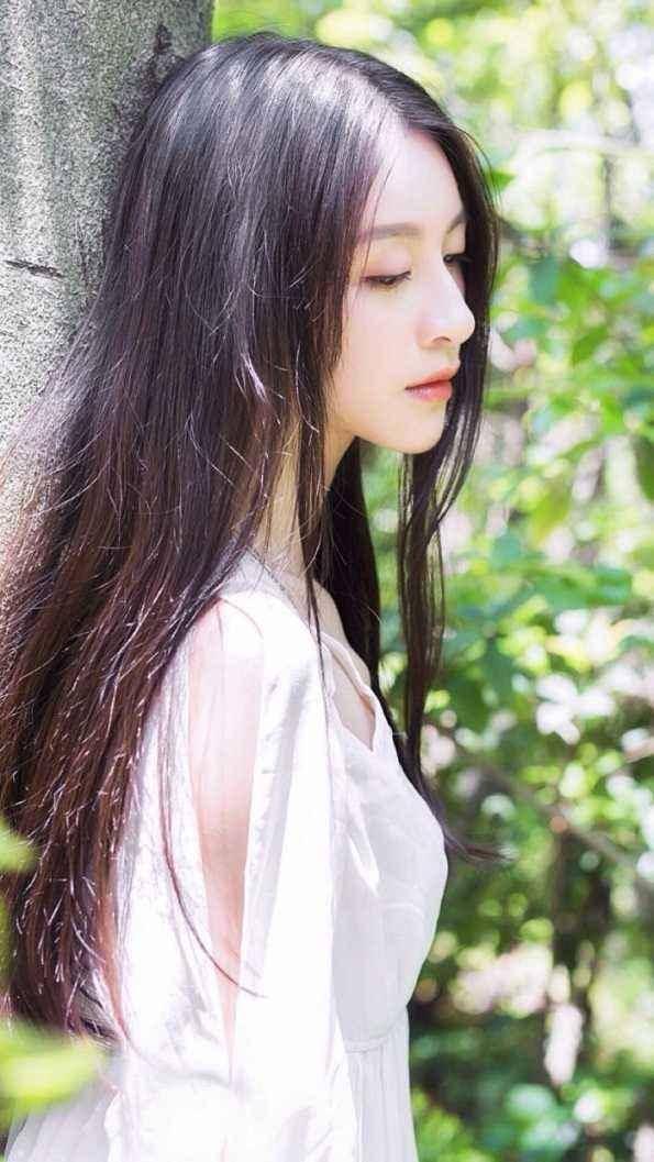 女孩在卢沟桥畔读烈土家书，感动众多外国游客