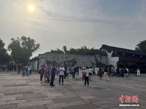 鲁迅纪念馆网红打卡墙引发争议，游客行为引深思