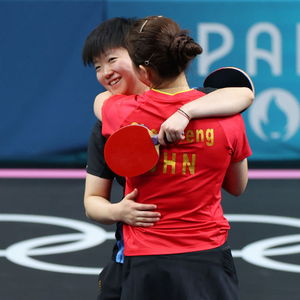 孙颖莎夺冠后与队友相拥