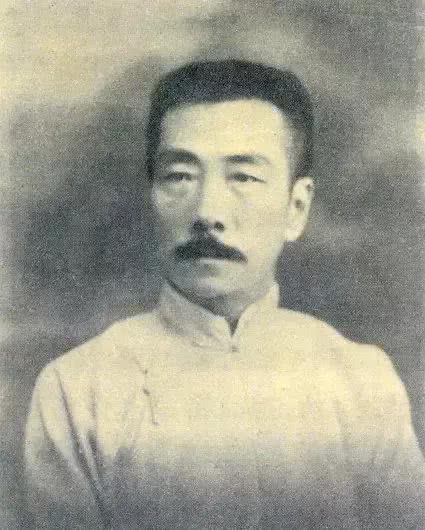 鲁迅夹烟遭二次投诉，二手烟问题再引关注！