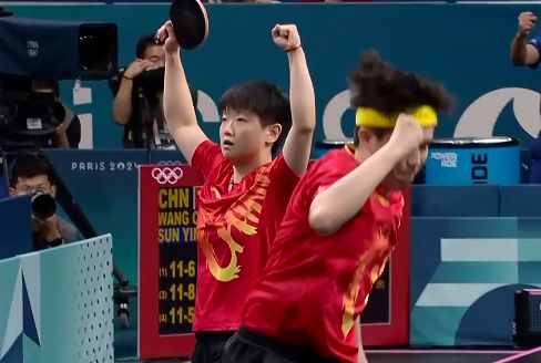 孙颖莎赢得比赛后的庆祝画面