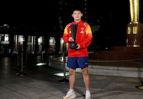 林诗栋站在领奖台上微笑
