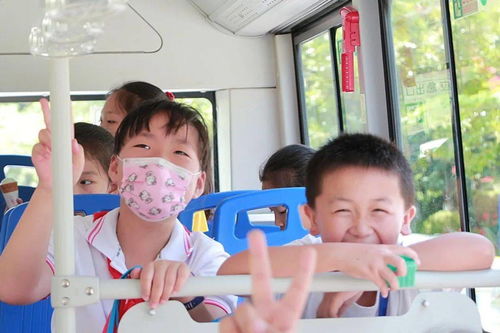 孩子们开心上学