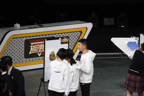 比赛现场两队激烈交锋画面