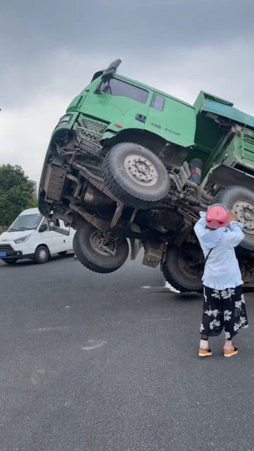 50万粉丝博主沙漠越野惨剧警示！