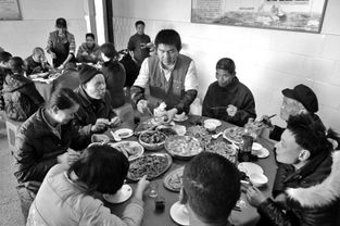 一群人围坐一起看课本