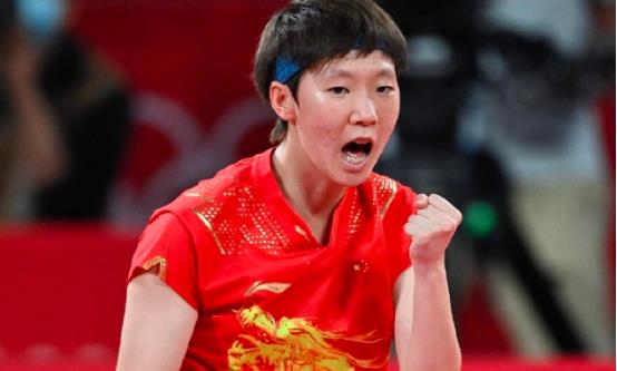 王曼昱奋力救球瞬间