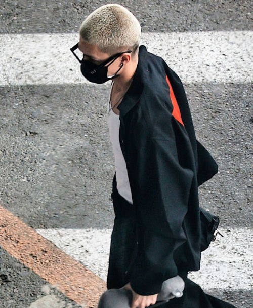 六位成员站在温馨房间里的合影