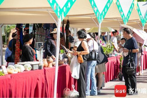 摆满特色农产品的摊位