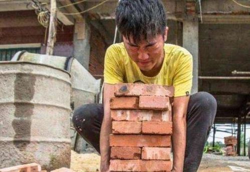 女子搬石头追砸男子