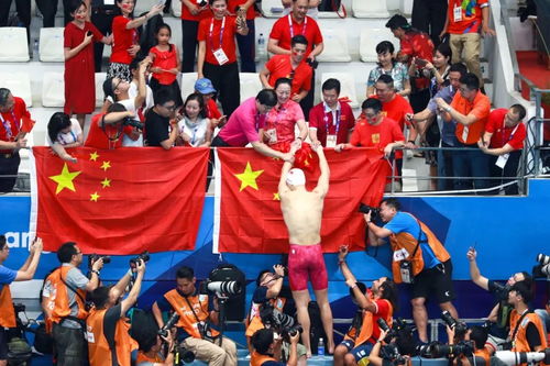 粉丝在看台上挥舞旗帜