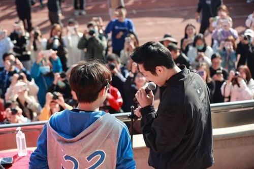 网友与大葫芦合影