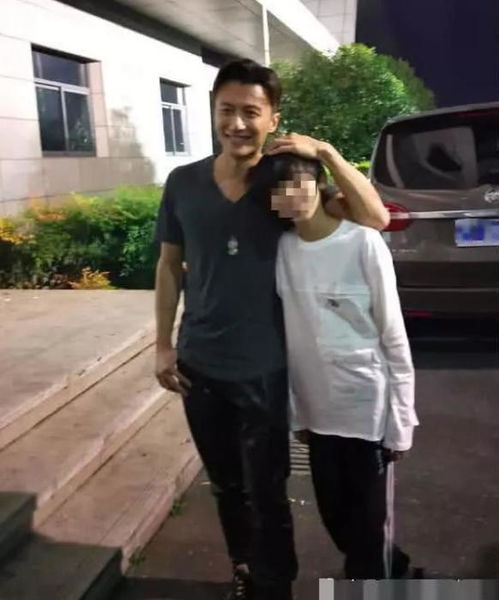 谢霆锋带大儿子迪拜度假，父子情深令人感动