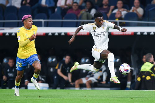 维尼修斯带球突破对手防守