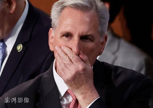 马克龙表情严肃