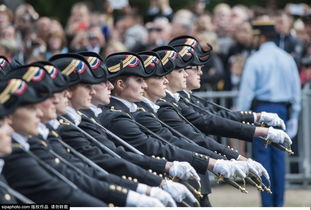 汶川地震被救男孩参阅兵，要把最美的自己献给祖国