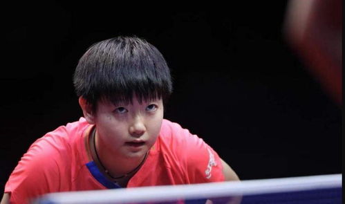 孙颖莎手捧奖杯微笑