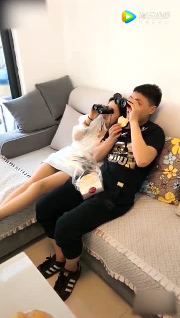 情侣坐在沙发上看电影