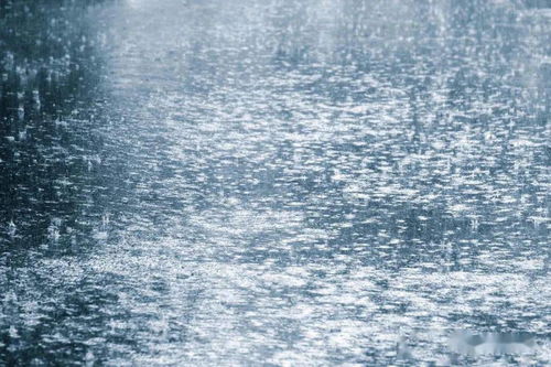 人们在户外躲避冰雹