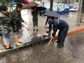 工作人员冒雨疏通下水道场景