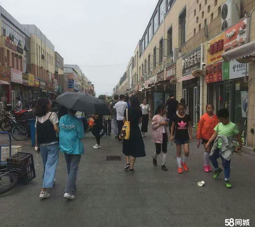 大学校园里热闹的商业街景象