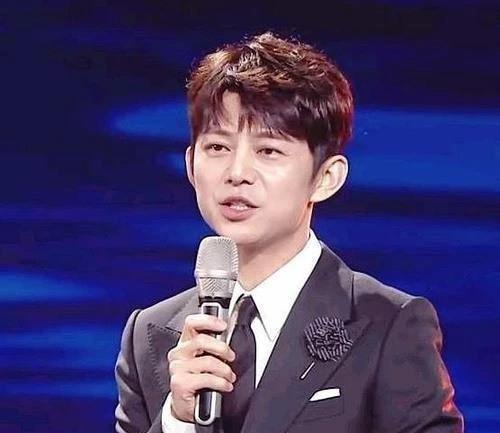 第一次对何炅小有了实感：从收礼风波看他的为人