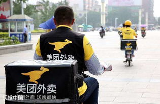 美团骑手在校门口等待取餐的画面