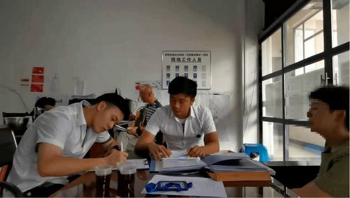 工作人员查看现场