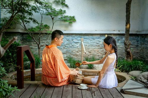 情侣们在爱心广场拍照