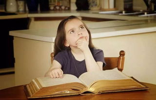 认真学习的年轻人