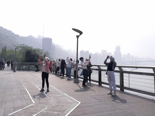 游客拍照打卡场景