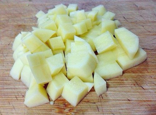 人们品尝气泡土豆时露出惊喜表情