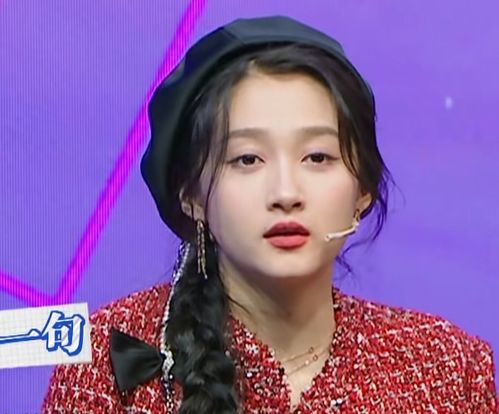 关晓彤冷脸萌态尽显 刀马造型超飒