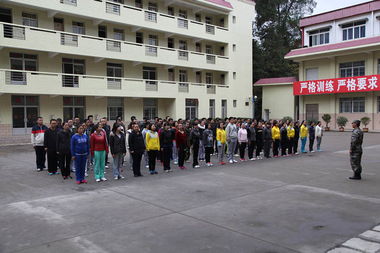 同校女军训缺爱倒贴男教官，这事儿闹大啦！