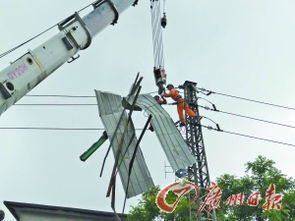 工作人员抢修电路场景