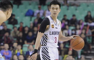 赵继伟在比赛中传球瞬间