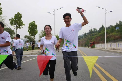 一对情侣在雨中紧紧相拥，象征着爱情的坚持