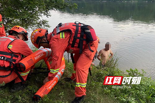 消防员救助野泳受伤男子