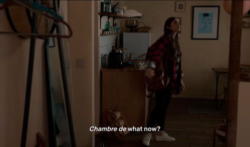 工作人员查看房子情况