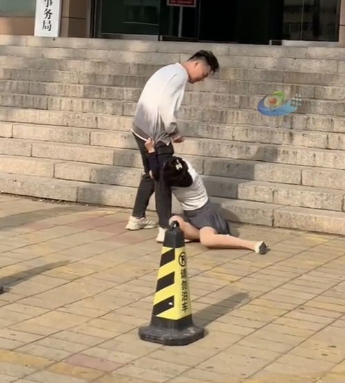 吧友热议！户圣街头下跪求人引众怒