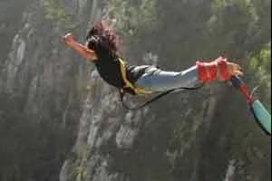 宜昌一景区游客蹦极疑绳断坠落，安全问题引担忧