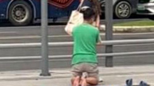 吧友热议：户圣下跪行为引争议