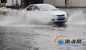 汽车在积水中艰难前行