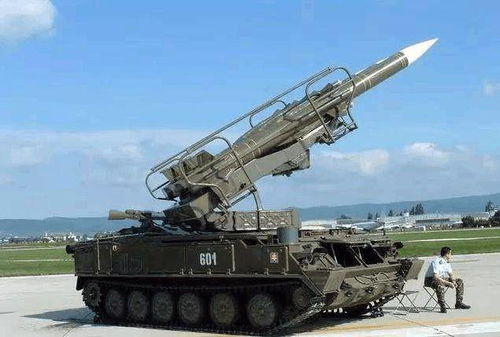 现代军人操作设备画面