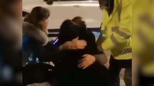 女儿跪求母亲！被迫嫁给黑人的背后真相